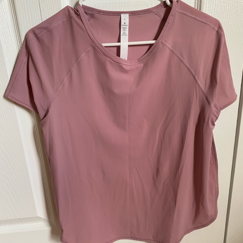 NWOT- Lululemon tee with laser cut detail on back